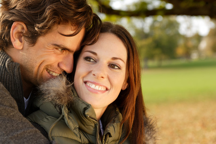 Mann umarmt Frau nach erfolgreicher Geldanlage